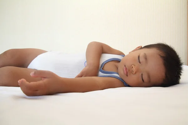 Спящий японский мальчик (1 год) ) — стоковое фото