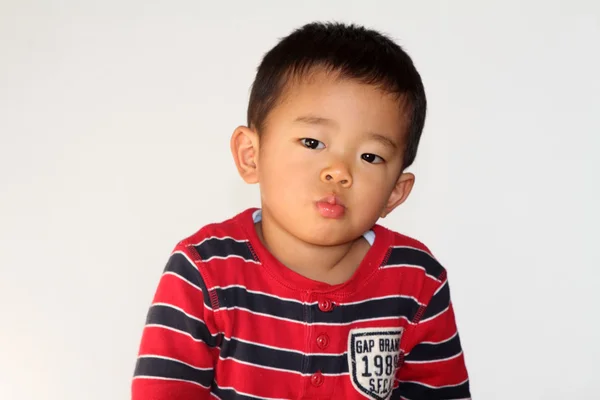 Усміхаючись японський хлопець (2 років) — стокове фото