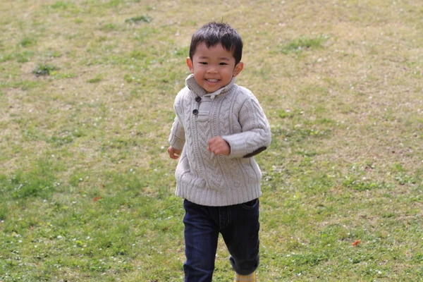 Japanese boy running on the grass (3 years old) — Stock Photo, Image