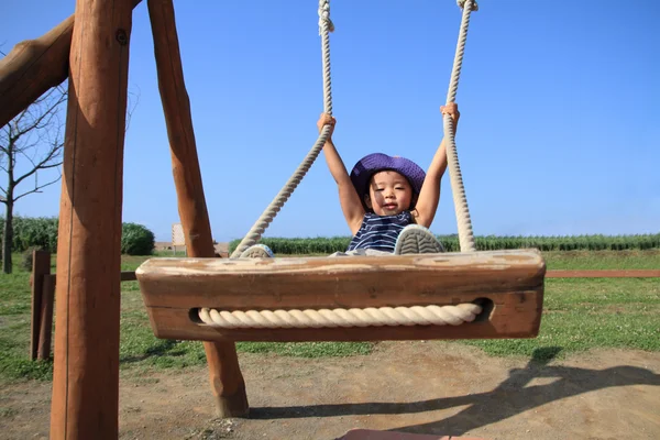 Giapponese ragazzo su il swing (3 anni ) — Foto Stock