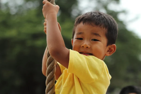 Japon çocuk Tarzan ipiyle oynuyor (3 yaşında)) — Stok fotoğraf