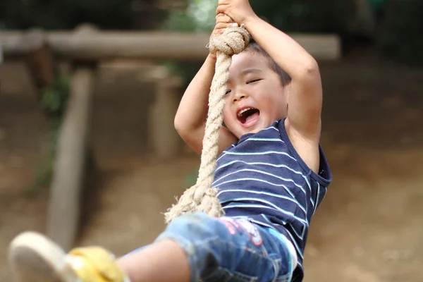 Japonský chlapec hraje s Tarzan lana (3 roky) — Stock fotografie