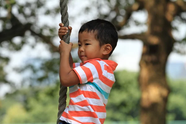 Японський хлопчик грає з мотузкою Тарзан (3 роки).) — стокове фото