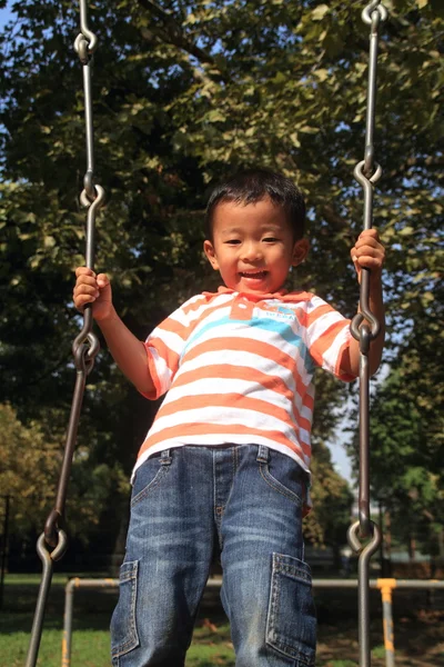 Giapponese ragazzo su il swing (3 anni ) — Foto Stock