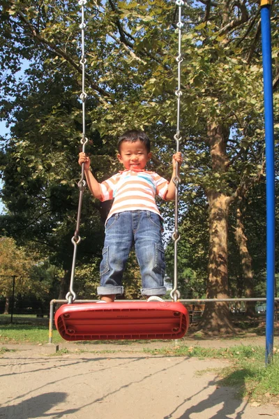 Giapponese ragazzo su il swing (3 anni ) — Foto Stock