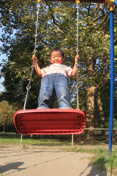 スイング (3 歳の日本の少年) — ストック写真