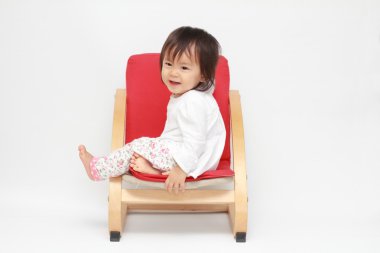 Japon küçük (0 yaşındaki sandalyede oturan kız)