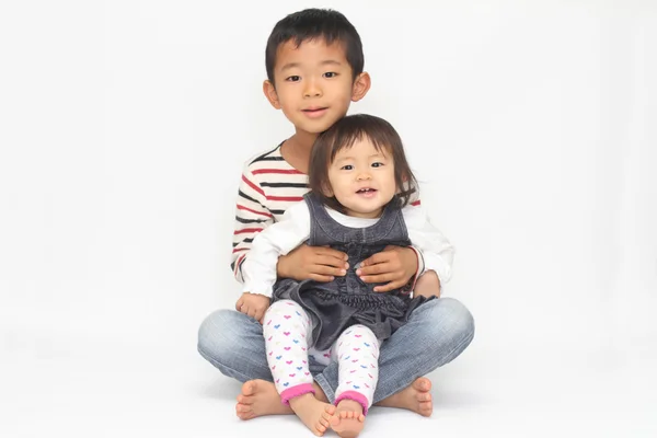 Japonês irmão e irmã sentado no joelho (6 anos de idade menino e 1 ano de idade menina ) — Fotografia de Stock