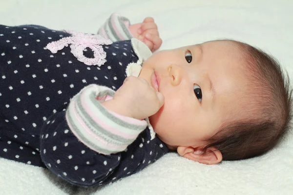 Χαμογελώντας ιαπωνικό μωρό κορίτσι (0 χρονών) — Φωτογραφία Αρχείου