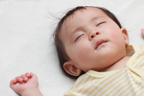 Спящая японская девочка (0 лет ) — стоковое фото