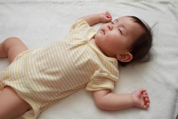 Dormir Japonês bebê menina (0 ano de idade ) — Fotografia de Stock