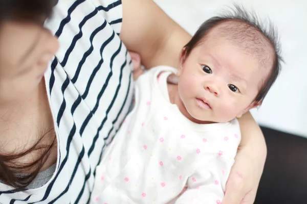 Японская новорожденная девочка, удерживаемая матерью (0 лет ) — стоковое фото
