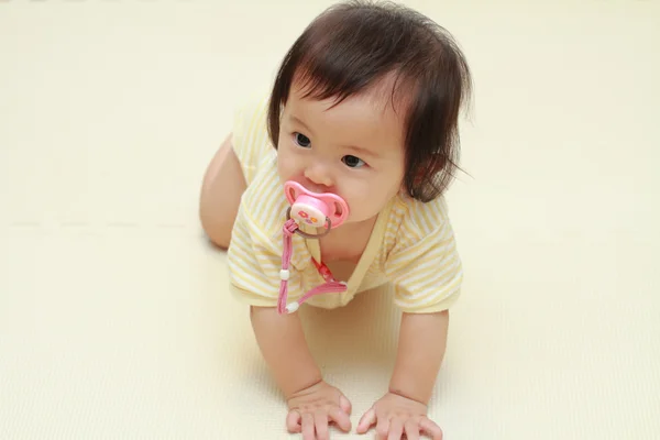 Japanese baby girl sucking on a pacifier (0 year old) — Stock Photo, Image