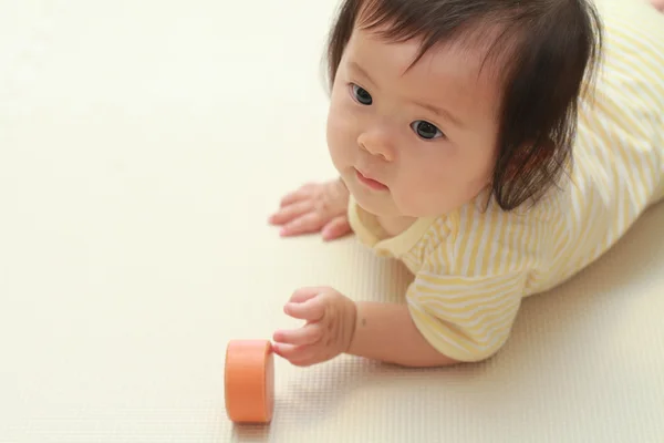 Japanisches Mädchen spielt mit Blöcken (0 Jahre alt)) — Stockfoto