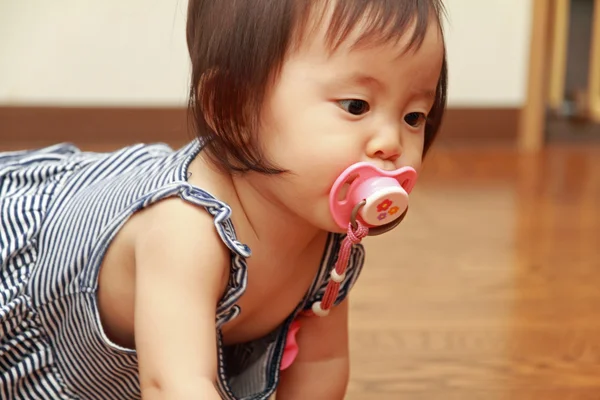 Japonesa bebé chica chupando en un chupete (0 año viejo ) — Foto de Stock