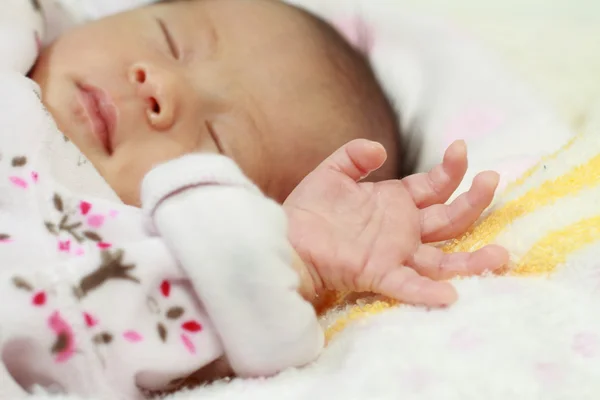 Japanse meisje van de pasgeboren baby (0 jaar oud slapen) — Stockfoto