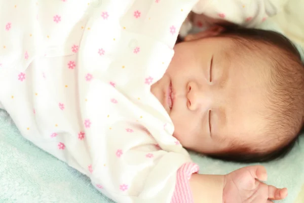 Sommeil Japonais nouveau-né bébé fille (0 ans ) — Photo