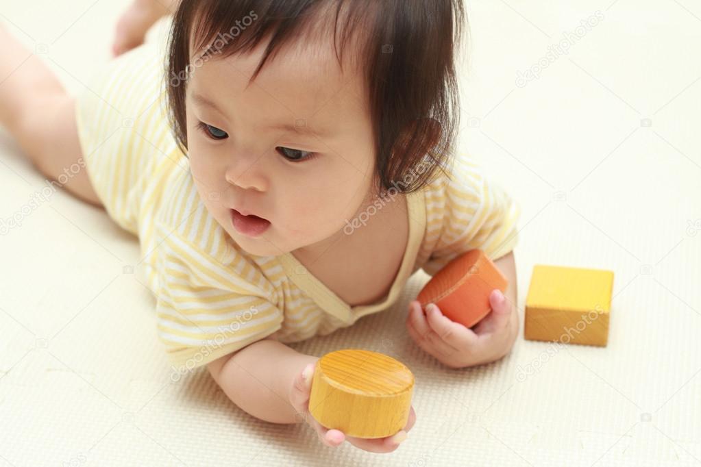 Japanese baby girl playing with blocks (0 year old)