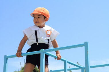 Japon Anaokulu Çocuk yaptığın orman jimnastiği (4 yaşında)