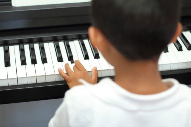 Japon çocuk (5 yaşında piyano)