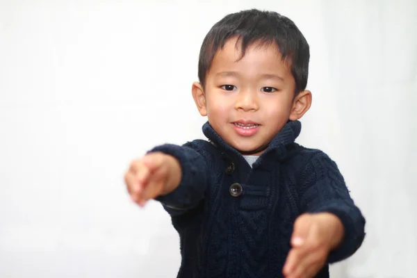 Улыбающийся японский мальчик (4 года) ) — стоковое фото