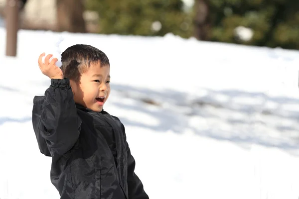 Kartopu Savaşı (4 yaşında olan Japon çocuk) — Stok fotoğraf