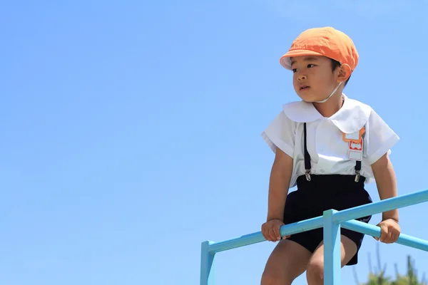 Jardín de infancia japonés niño en el gimnasio de la selva (4 años de edad ) —  Fotos de Stock