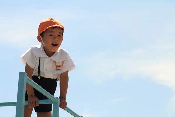 Japonské školce dítě na jungle gym (4 roky) — Stock fotografie