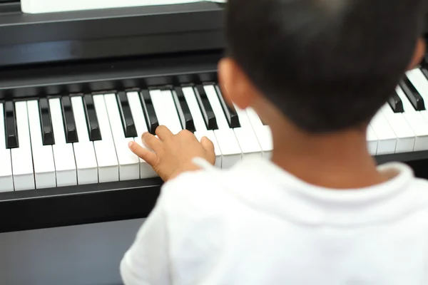 Japansk gutt spiller piano (fem år gammel) ) – stockfoto