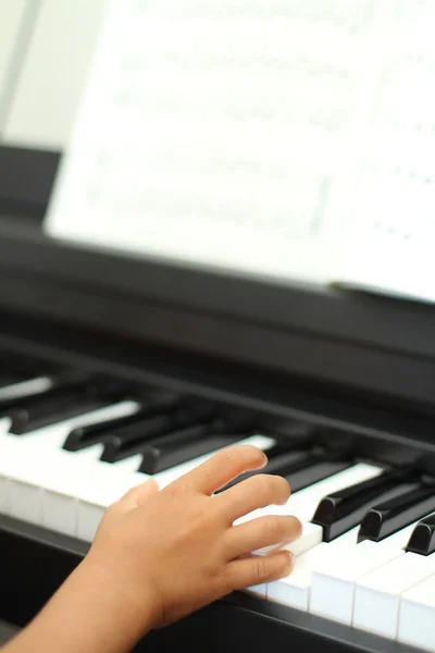일본 소년 (5 년 오래 된 피아노 연주) — 스톡 사진