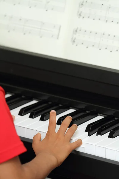 Japanska boy spela piano (5 år gammal) — Stockfoto