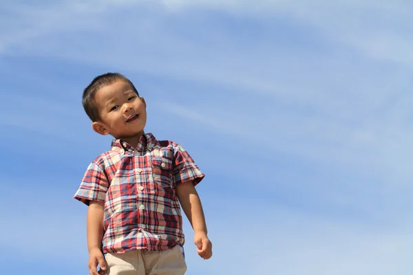Ιαπωνικό αγόρι κάτω από τον καταγάλανο ουρανό (3 ετών) — Φωτογραφία Αρχείου