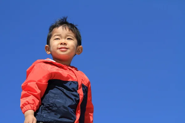 Japanischer Junge unter blauem Himmel (3 Jahre alt)) — Stockfoto
