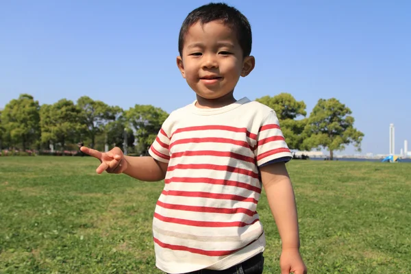 Японский мальчик, играющий с бумагой-ножницами (3 года) ) — стоковое фото
