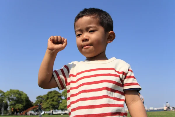 Японский мальчик, играющий с бумагой-ножницами (3 года) ) — стоковое фото