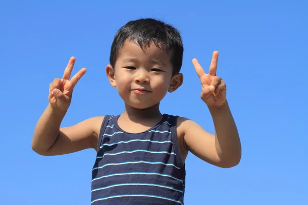 Ragazzo giapponese sotto il cielo blu (3 anni ) — Foto Stock