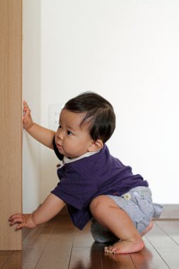 Yukarı çekerek (0 yaşındaki durmak erkek Japon bebek)