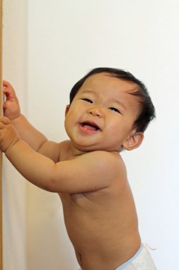 Yukarı çekerek (0 yaşındaki durmak erkek Japon bebek)