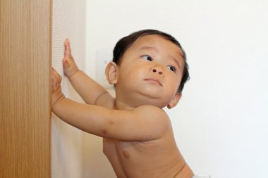 Yukarı çekerek (0 yaşındaki durmak erkek Japon bebek)