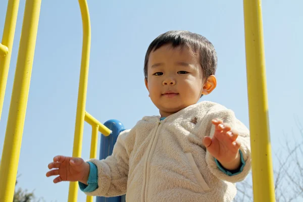 在幻灯片上 (1 岁的日本男孩) — 图库照片