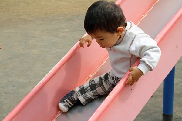 Japonês menino no slide (1 ano de idade ) — Fotografia de Stock