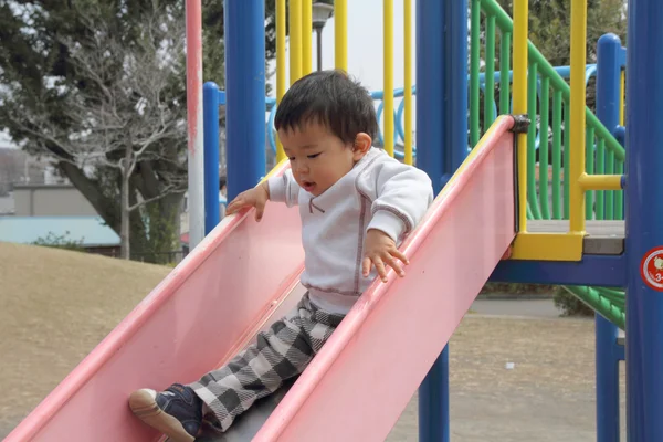 Giapponese ragazzo su il scivolo (1 anno vecchio ) — Foto Stock