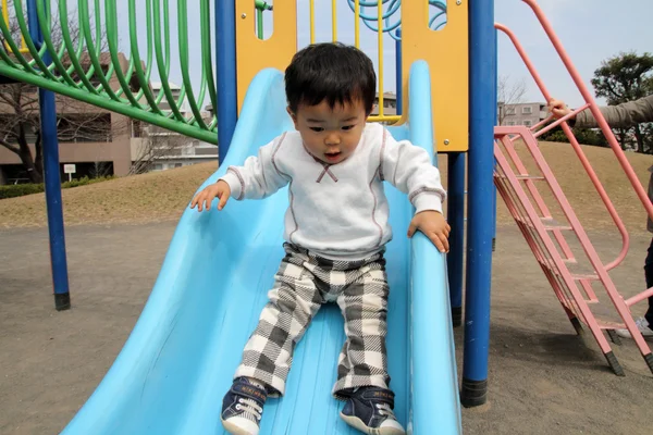 Japoński chłopiec na slajd (1 rok stary) — Zdjęcie stockowe