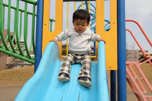 スライド (1 歳の日本の少年) — ストック写真