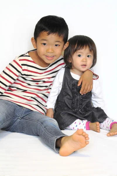 Japoński brat i siostra przytulanie siebie (chłopca lat 6 i 1-letnia dziewczyna) — Zdjęcie stockowe