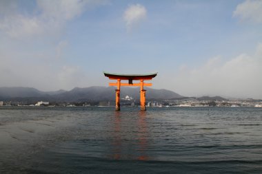 Itsukuşima tapınak Miyajima, Hiroşima, Japonya içinde yüzen kapısı