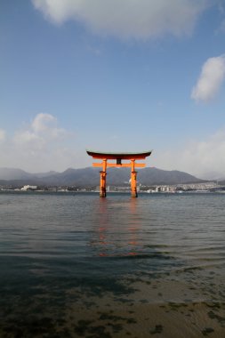 Itsukuşima tapınak Miyajima, Hiroşima, Japonya içinde yüzen kapısı