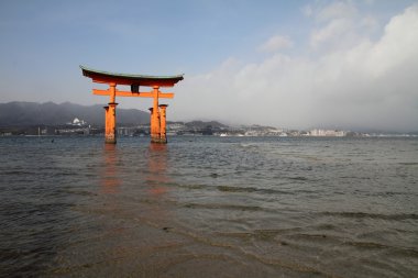 Itsukuşima tapınak Miyajima, Hiroşima, Japonya içinde yüzen kapısı