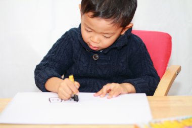 Japon çocuk (4 yaşında resim çizim)