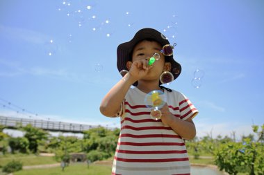 Japon çocuk (4 yaşında kabarcık ile oynamak)